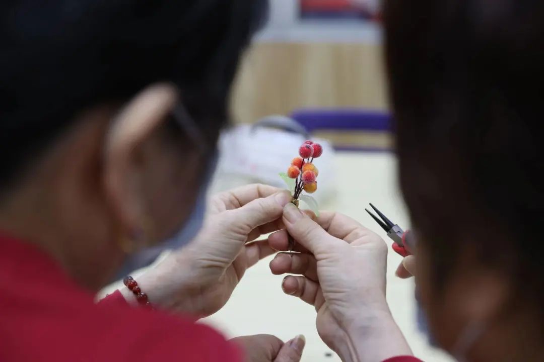 遍插茱萸少一人的遍什么意思（遍插茱萸少一人的一人是谁）