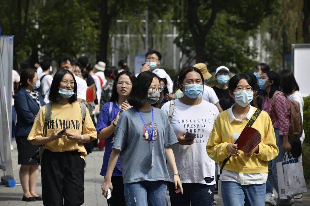 大学生学生会面试需要问什么问题及答案（大学学生会面试常见问题及回答技巧）