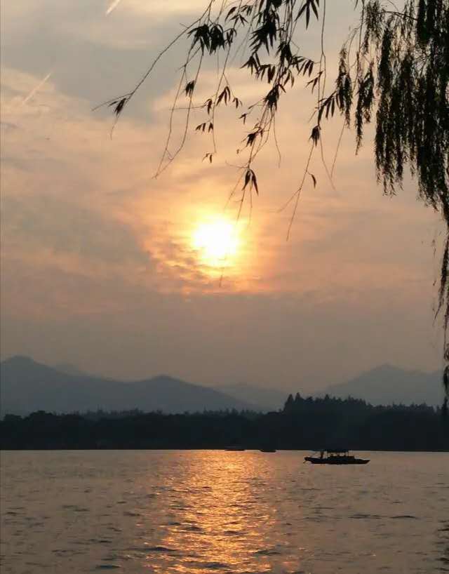 何当共剪西窗烛却话巴山夜雨时翻译（何当共剪西窗烛却话巴山夜雨时表达了）