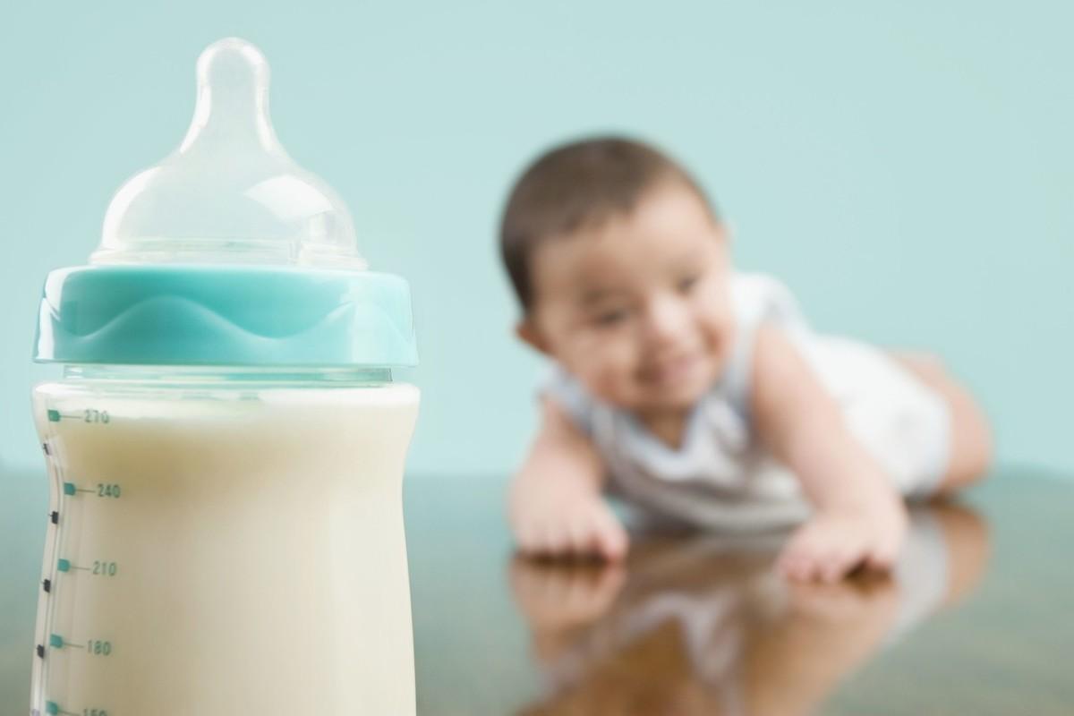 婴儿奶粉喂养方法及时间表（喂宝宝奶粉方法和步骤）